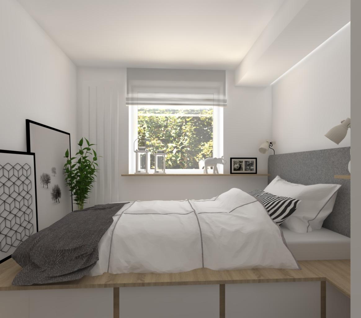 Jasna sypialnia z niskim łóżkiem na podeście, szara narzuta, okno z widokiem na zieleń, dekoracje okienne w postaci lampionów i figurek, grafiki na ścianie.