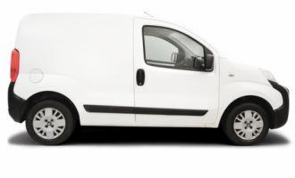 Biały samochód dostawczy typu furgon na białym tle, widok z boku, z wyraźnie widocznymi oponami i felgami.