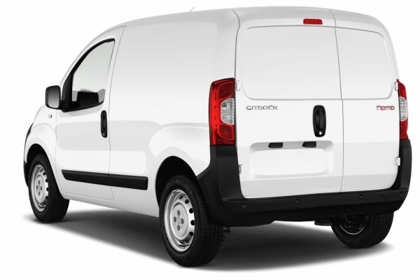 Biały Citroen Nemo z tyłu, widoczne logo i nazwa modelu, czarne elementy wykończenia, stalowe felgi.