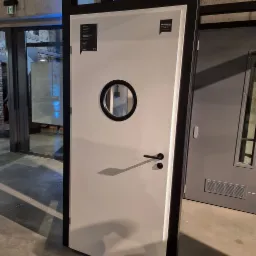 Białe drzwi z bulaj - Porta