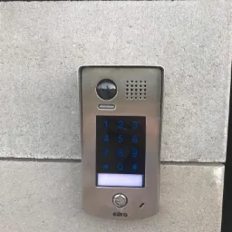 Zamontowany wideodomofon Eura z klawiaturą numeryczną na szarej, betonowej ścianie w Wejherowie.