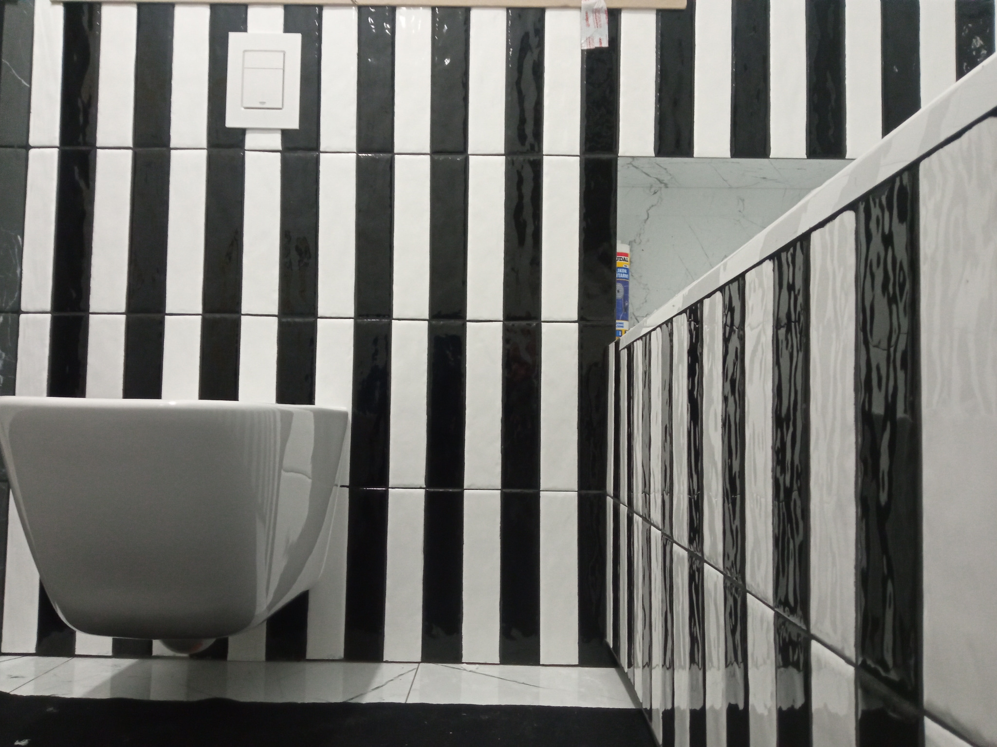 Łazienka biały czarny