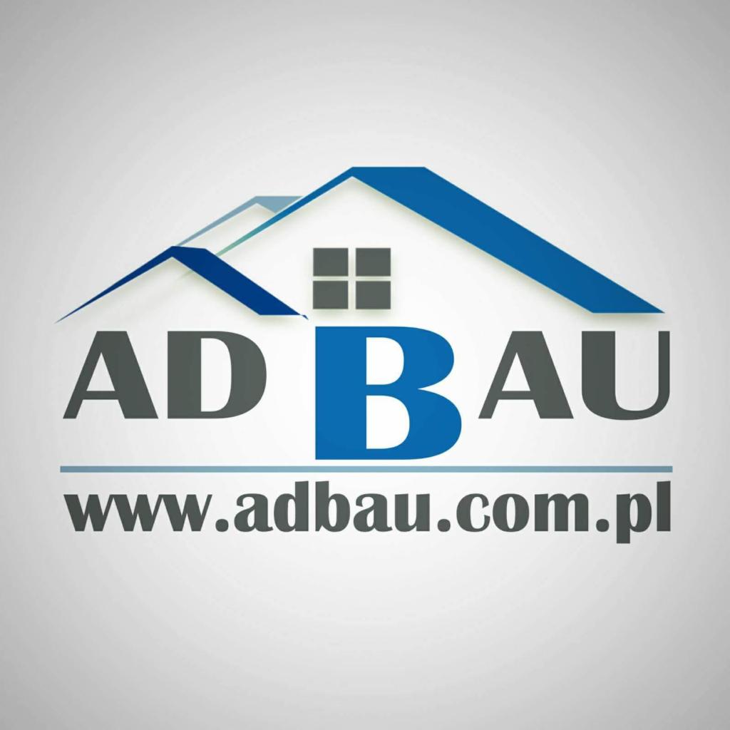 Logo firmy AD BAU przedstawiające graficzny zarys domu z niebieskim dachem i oknami, pod nim nazwa firmy i adres strony internetowej.