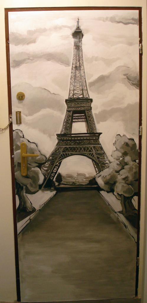 Ręcznie malowane drzwi z motywem wieży Eiffla w odcieniach szarości, widoczne detale zamka i klamki.