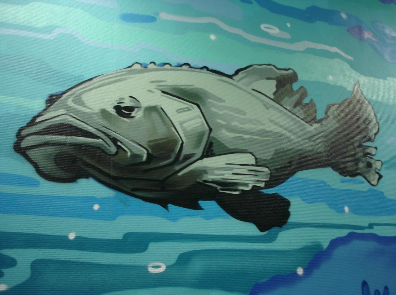 Szary bass morski, realistycznie namalowany na płótnie w odcieniach błękitu, imitujący podwodny krajobraz z pęcherzykami powietrza.