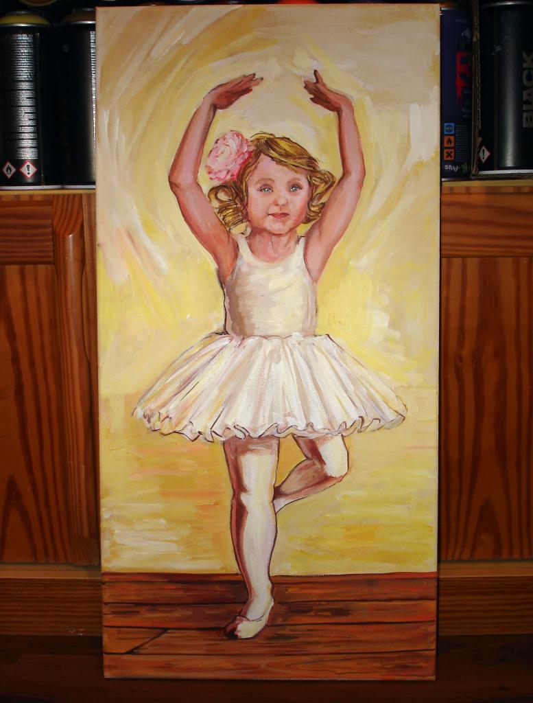 Obraz olejny przedstawiający małą baletnicę w białej sukience i z różowym kwiatem we włosach, na żółtym tle z drewnianą podłogą, obok widoczne puszki z farbą.