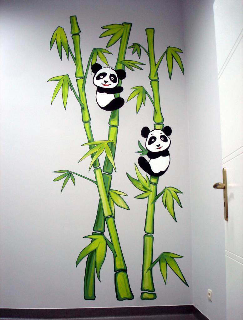 Ręcznie malowana ściana w pokoju dziecięcym z motywem bambusowych łodyg i dwóch uśmiechniętych pand, widok z dołu.