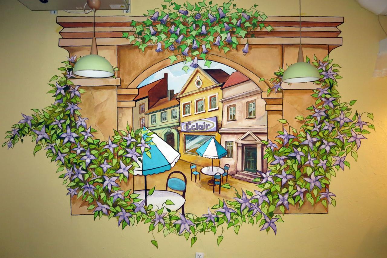 Iluzjonistyczne malowidło ścienne przedstawiające kawiarnię z parasolami i kwitnącymi powojami, ujęte w ramy imitujące architektoniczny portal z wiszącymi lampami.