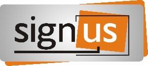 Logo firmy SignUs z czarnym napisem 'sign' i białym napisem 'us' w pomarańczowym kwadracie na szarym tle.