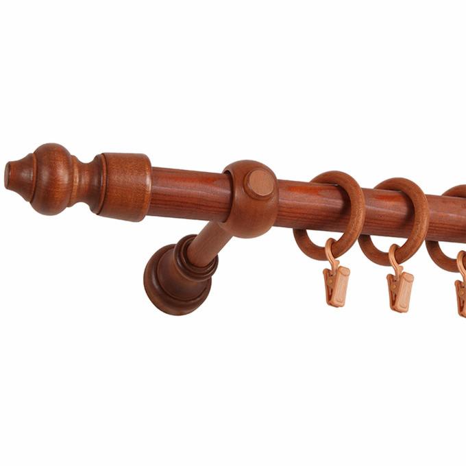 Drewniany karnisz z pierścieniami i klipsami, widok z boku na białym tle.