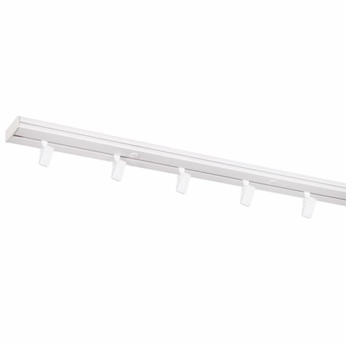 Biała szyna karniszowa z pięcioma zaczepami na żabki, widok z dołu na jasnym tle.