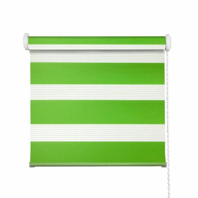 Zasłona okienna typu roleta rzymska z poziomymi pasami w kolorze zieleni i bieli, widoczny mechanizm zwijania i łańcuszek sterujący na białym tle.