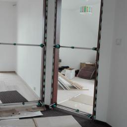 Montaż drzwi wewnętrznych na regulowanych futrynach