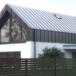 Wizualizacja nowoczesnego domu jednorodzinnego z dwuspadowym dachem, białymi ścianami z fakturą i dużym trójkątnym oknem na poddaszu, widzianego zza ciemnego, poziomego ogrodzenia.