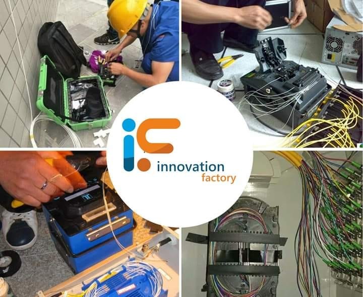 Montaż światłowodów: kolaż zdjęć przedstawiających spawanie światłowodów, przygotowanie kabli i krosownicę światłowodową, z centralnie umieszczonym logo firmy Innovation Factory.