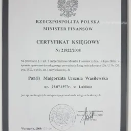 Oprawiony w ramkę Certyfikat Księgowy wydany przez Ministra Finansów Rzeczypospolitej Polskiej, numer 21922/2008, potwierdzający uprawnienia do usługowego prowadzenia ksiąg rachunkowych...