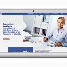 Strona internetowa na laptopie prezentująca ofertę bezpłatnych konsultacji prawnych i podatkowych w Irlandii, z uśmiechniętą konsultantką w tle.