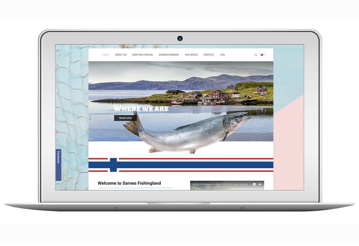 Ekran laptopa wyświetla stronę internetową firmy Sarnes Fishingland z motywem rybackim, w tle krajobraz fiordu i duży łosoś na pierwszym planie.