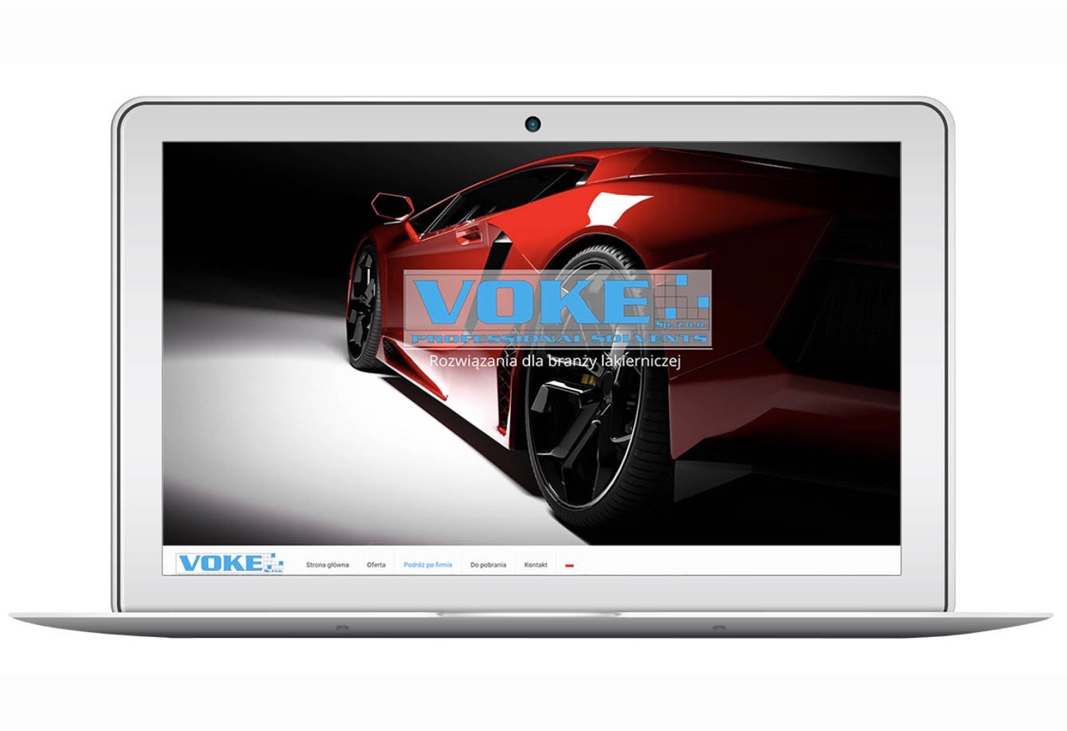Laptop wyświetlający stronę internetową z czerwonym sportowym samochodem i logo firmy VOKE, specjalizującej się w rozwiązaniach dla branży lakierniczej, widoczne menu strony.