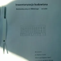 Strona tytułowa dokumentu inwentaryzacji budowlanej kamienicy przy ulicy Kilińskiego w Łodzi, opracowana przez inż. Zbigniewa Topolskiego z TOKU Projekt Zbigniew Topolski, zawierająca schemat...
