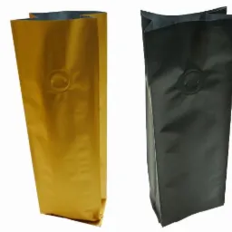 Dwa stojące, foliowe worki z zaworem: złoty i czarny, na białym tle.