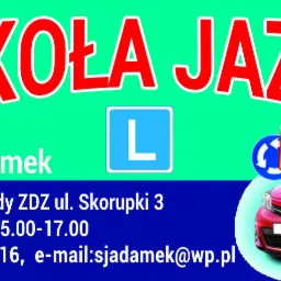 Grafika reklamowa z czerwonym napisem na zielonym tle, znaki drogowe, litera L i czerwony samochód osobowy.