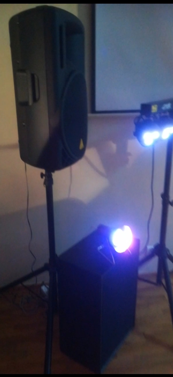 Gram i śpiewam na sprzęcie górna półka. Można mnie odsłuchać na YouTube wpisując; zespół Venus Jawor.