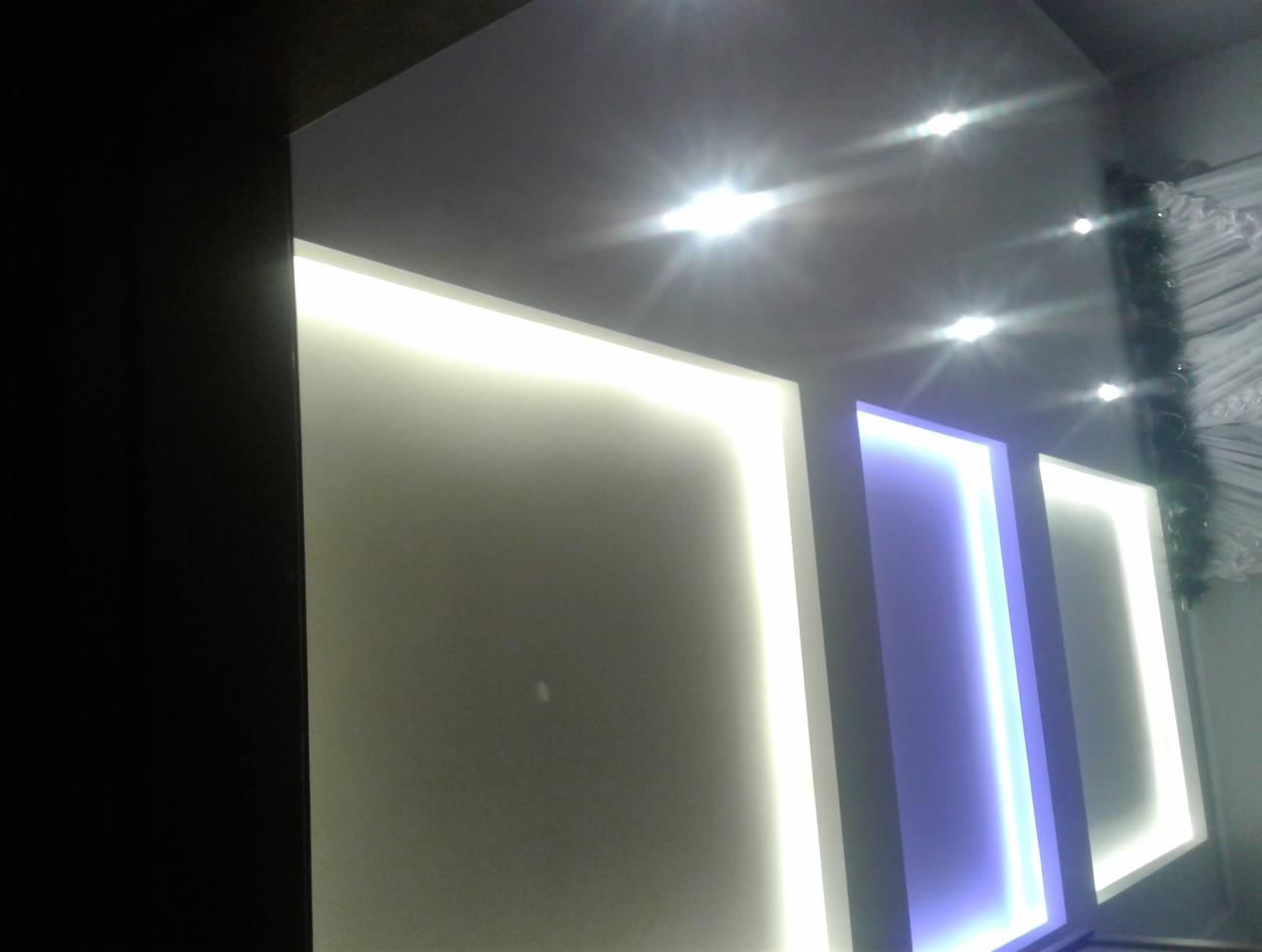 Nowoczesne oświetlenie sufitowe i ścienne z ramami LED w kolorze białym i niebieskim, punktowe lampy sufitowe, widok z dołu.