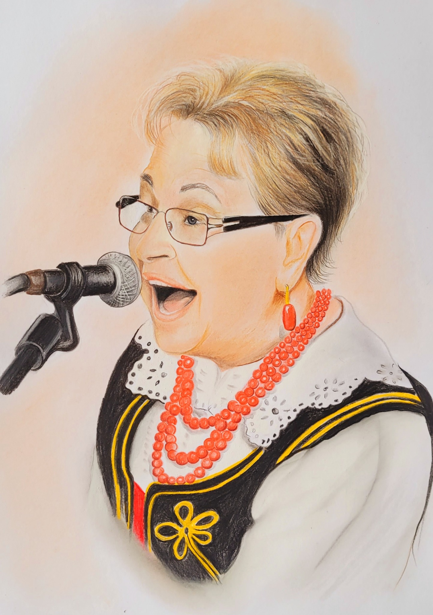 Ręcznie rysowany portret kobiety w okularach, śpiewającej do mikrofonu, ubranej w tradycyjny strój z czerwonymi koralami. Pastelowa kolorystyka, widoczne detale stroju.