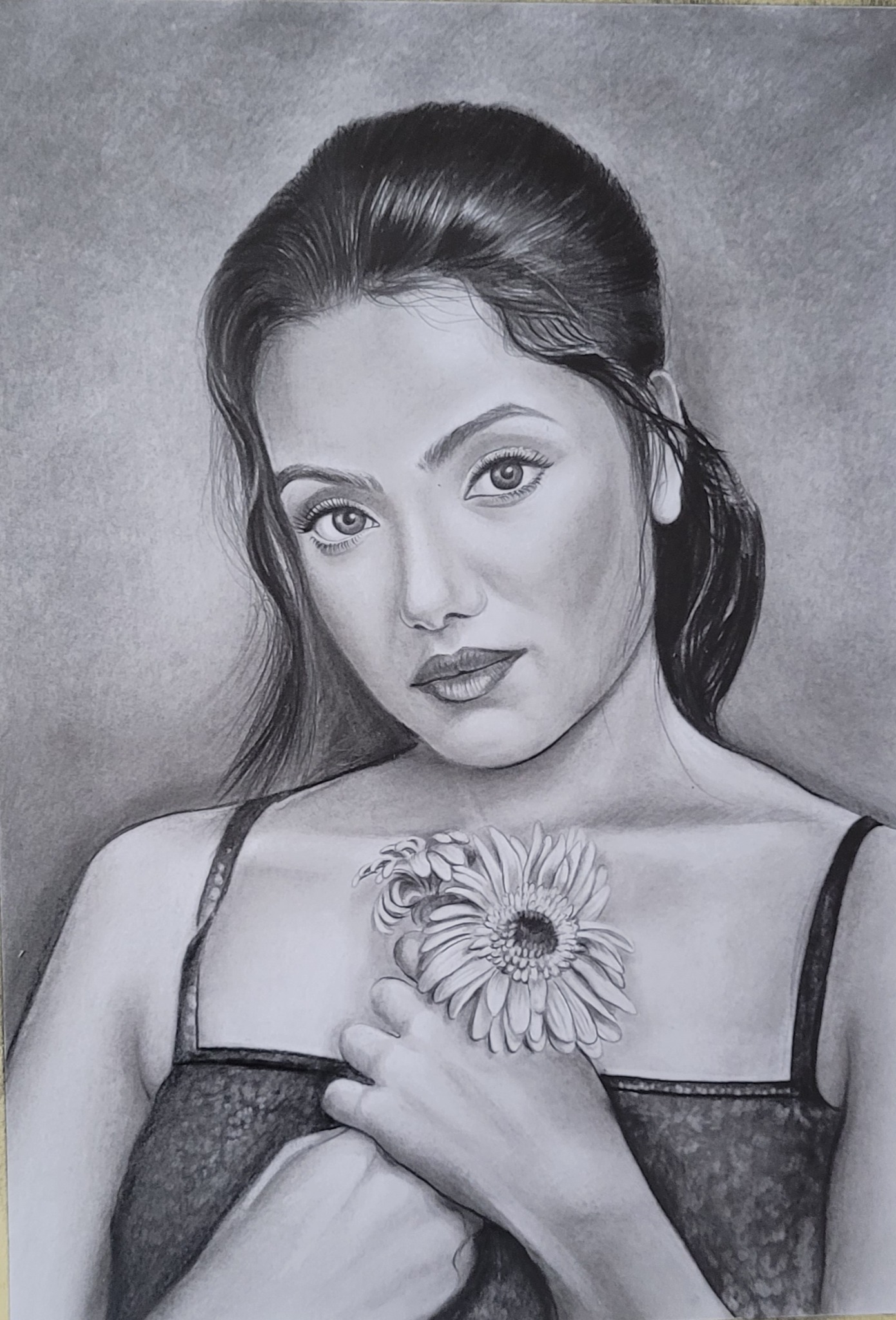 Portret kobiety z kwiatem w dłoni, wykonany ołówkiem na szarym tle. Realistyczny rysunek z dbałością o detale, delikatne cieniowanie.