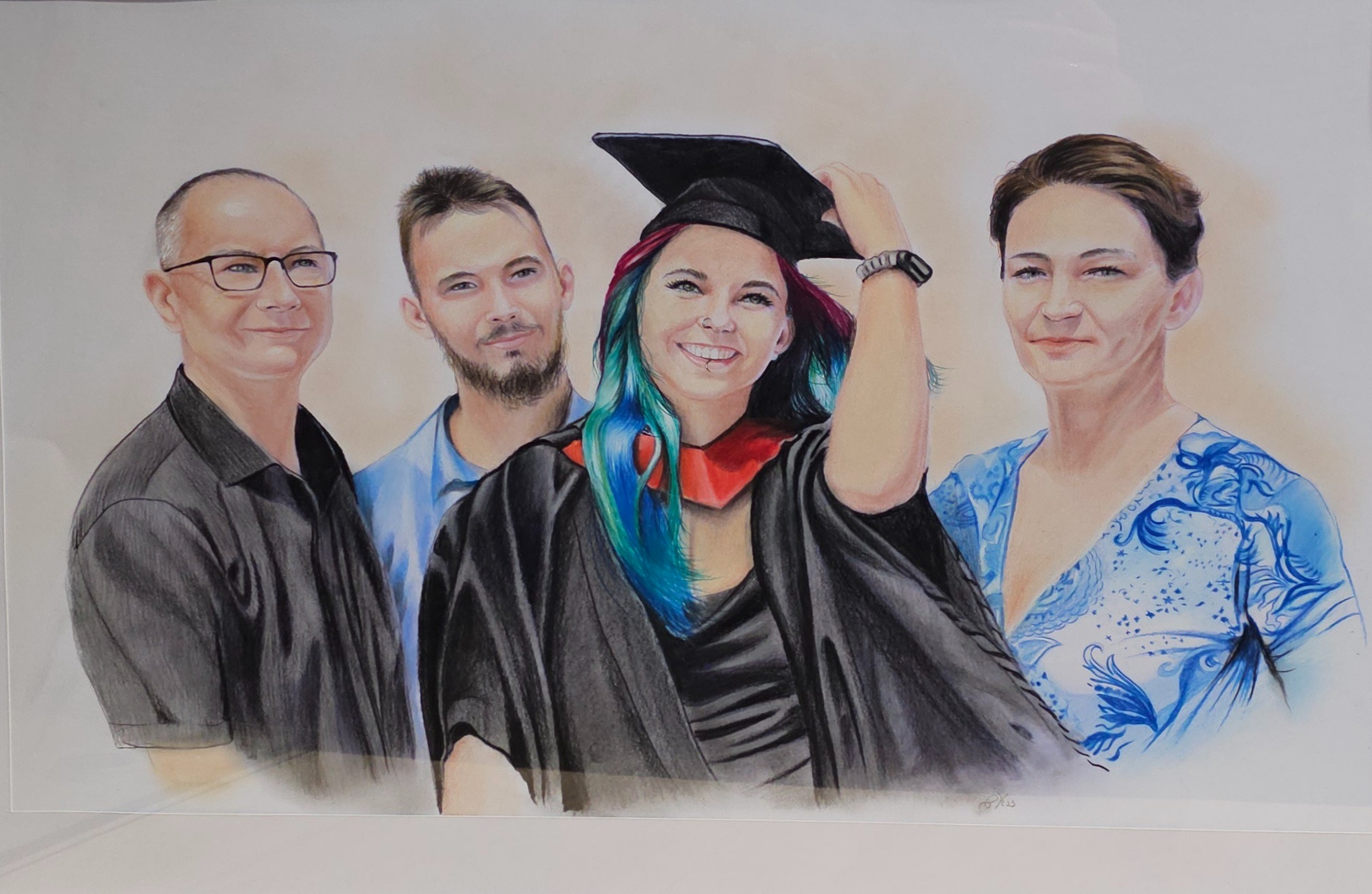 Portret rodzinny w pastelach, z młodą kobietą w todze i birecie na pierwszym planie, z niebiesko-zielonymi pasemkami. Uśmiechnięte twarze, ciepłe oświetlenie.