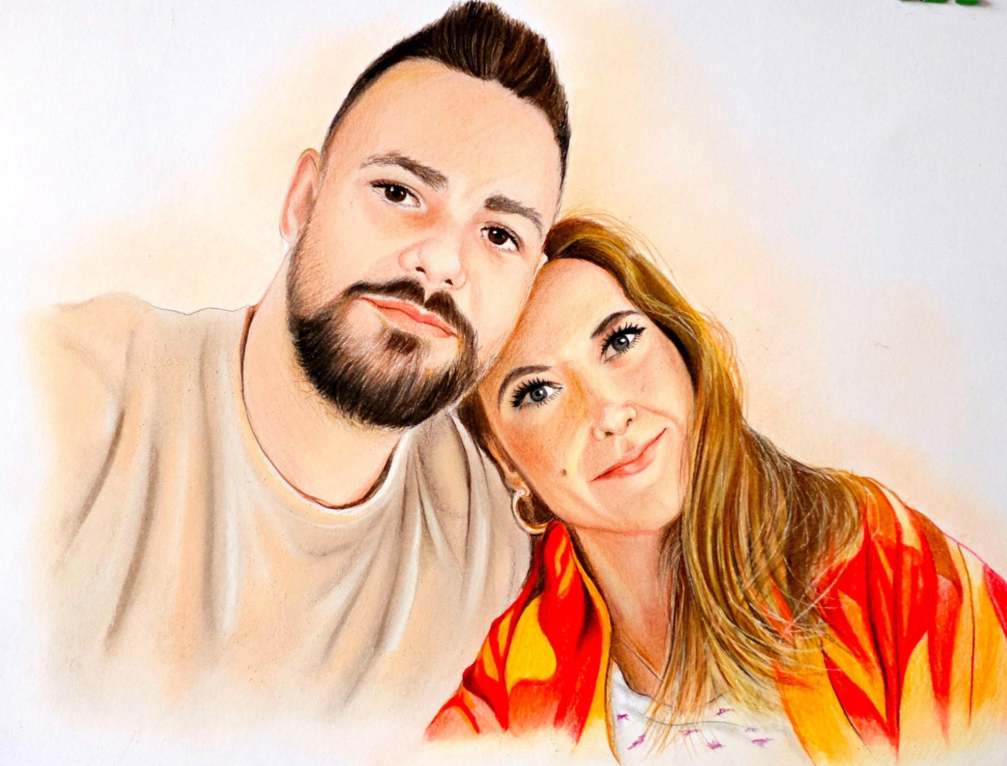 Kolorowy portret pary, wykonany pastelami. Widoczne detale twarzy, włosów i ubrania. Realistyczne cieniowanie i delikatne przejścia kolorystyczne.