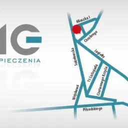 Logo firmy ubezpieczeniowej MC z mapą dojazdu, oznaczona czerwonym punktem na skrzyżowaniu ulic Chrobrego i Mieszka I.