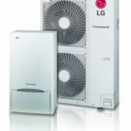 Biała pompa ciepła powietrze-woda LG Therma V z jednostką zewnętrzną z dwoma wentylatorami i jednostką wewnętrzną, widoczne logo LG, na białym tle z odbiciem.