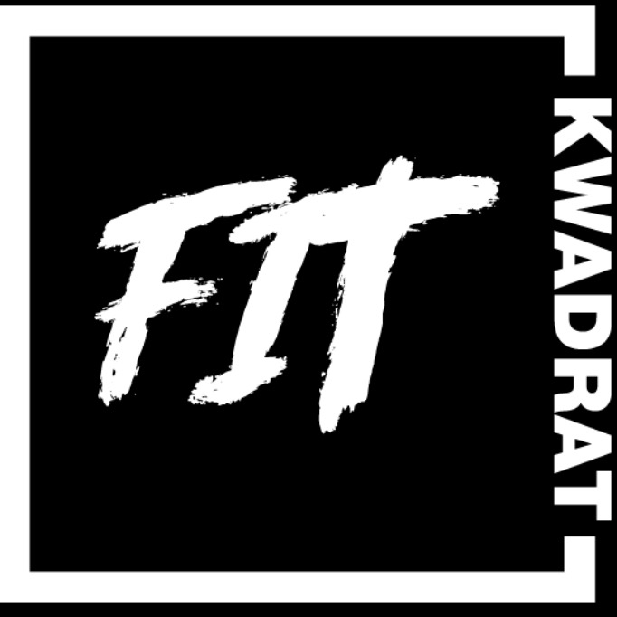 Logo 'FIT KWADRAT' w białej, pociągniętej pędzlem czcionce na czarnym tle, obramowane białym kwadratem.