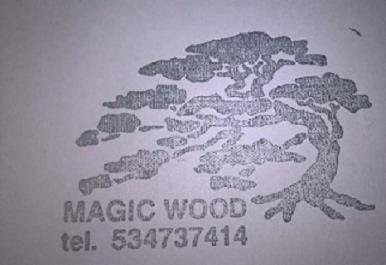 Logo firmy Magic Wood z Dębicy, przedstawiające stylizowane drzewo bonsai i numer telefonu.