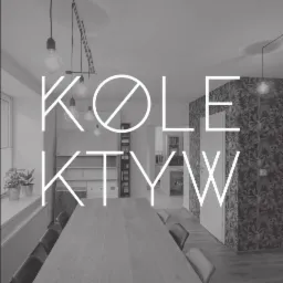 Monochromatyczne wnętrze jadalni z długim drewnianym stołem, wiszącymi lampami edisona i tapetą w tropikalne liście, z logo firmy na pierwszym planie.