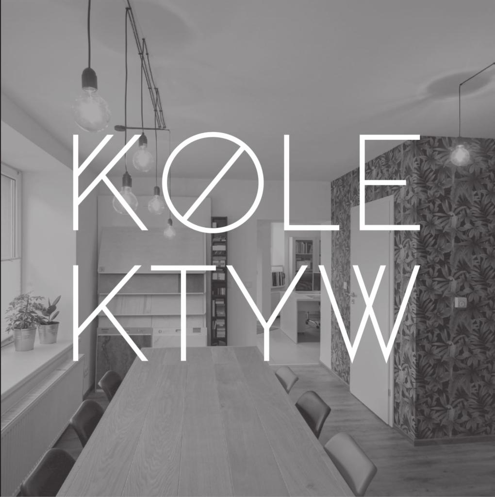 Monochromatyczne wnętrze jadalni z długim drewnianym stołem, wiszącymi lampami edisona i tapetą w tropikalne liście, z logo firmy na pierwszym planie.