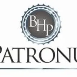 Logo firmy PATRONUS z symbolem BHP w okrągłej rozecie, umieszczone na białym tle z delikatnym cieniem.