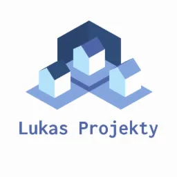 Graficzne logo firmy Lukas Projekty przedstawiające trzy stylizowane domy w odcieniach niebieskiego, ułożone na platformie w perspektywie izometrycznej.
