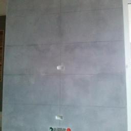 Ścianka na tv pokryta farbą strukturalną (imitacji płyt betonowych)