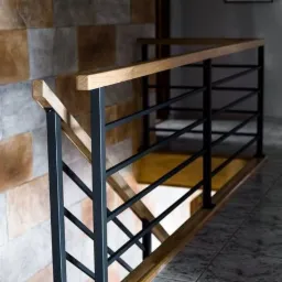 Balustrada wewnętrzna malowana proszkowo z pochwytem drewnianym