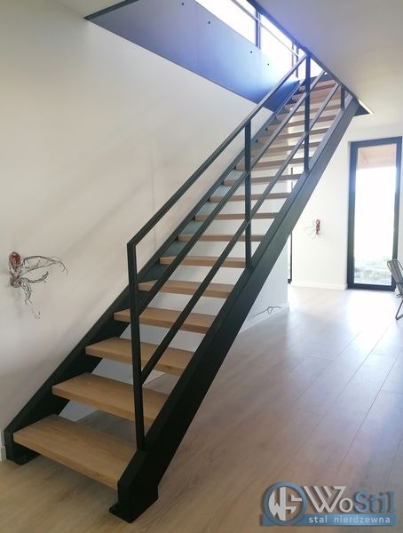 Schody nowoczesne metalowe wewnętrzne ze stopniami drewnianymi