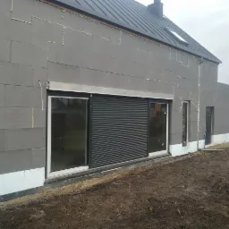 Konstrukcja HST o wymiarach 5900x2400 mm 2x drzwi przesuwne, pakiet 3 szybowy Waga 780 kg