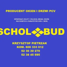 Logo firmy SCHOL-BUD, producenta okien i drzwi PCV, oferującej rolety, żaluzje, bramy i okna dachowe, na niebieskim tle z danymi kontaktowymi.