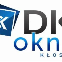 Logo firmy DK Okna Kłosek z motywem okna w niebieskim kwadracie i napisem DK Okna Kłosek w kolorach szarym i niebieskim.