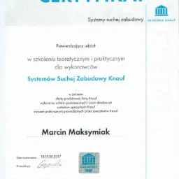 Certyfikat Akademii Knauf potwierdzający udział w szkoleniu teoretycznym i praktycznym dla wykonawców systemów suchej zabudowy, z wyszczególnieniem sufitów podwieszanych i ścian działowych.