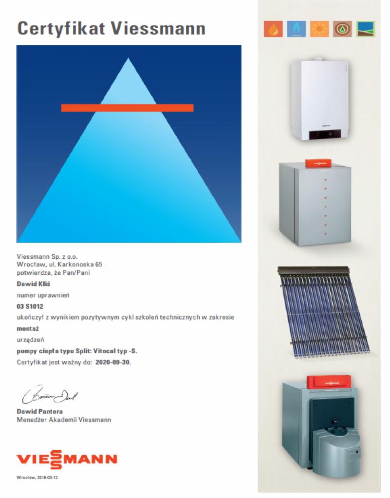 Skan certyfikatu Viessmann z informacją o ukończeniu szkolenia w zakresie montażu urządzeń, w tym pompy ciepła typu Split Vitocal typ -S, obok wizualizacje produktów Viessmann: piec gazowy...