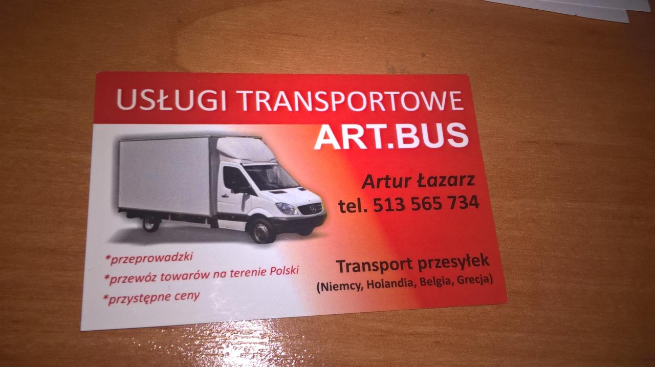 Wizytówka firmy transportowej Art.Bus z ilustracją białego busa dostawczego, oferującej usługi przeprowadzek i transportu przesyłek na terenie Polski i Europy, z podanym numerem telefonu kontaktowego.