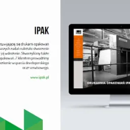 Ekran komputera wyświetla stronę internetową firmy opakowaniowej Ipak.pl, prezentującą dużą maszynę drukarską w hali produkcyjnej.